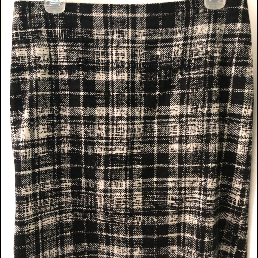 Ann Taylor wool 19” lined skirt, black & ivory